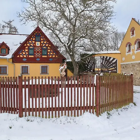 Hrazdeny Statek Country house